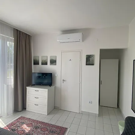 Lillybeth Lakeside בית הארחה 3*