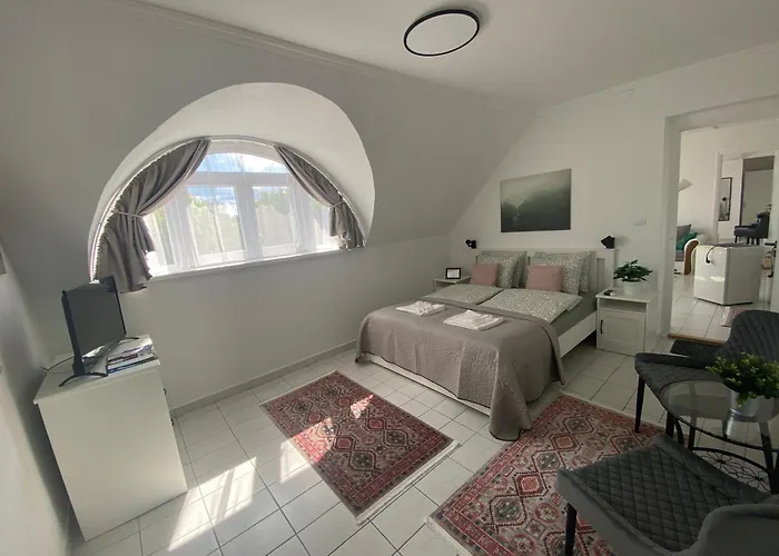 게스트하우스 Lillybeth Lakeside 3*